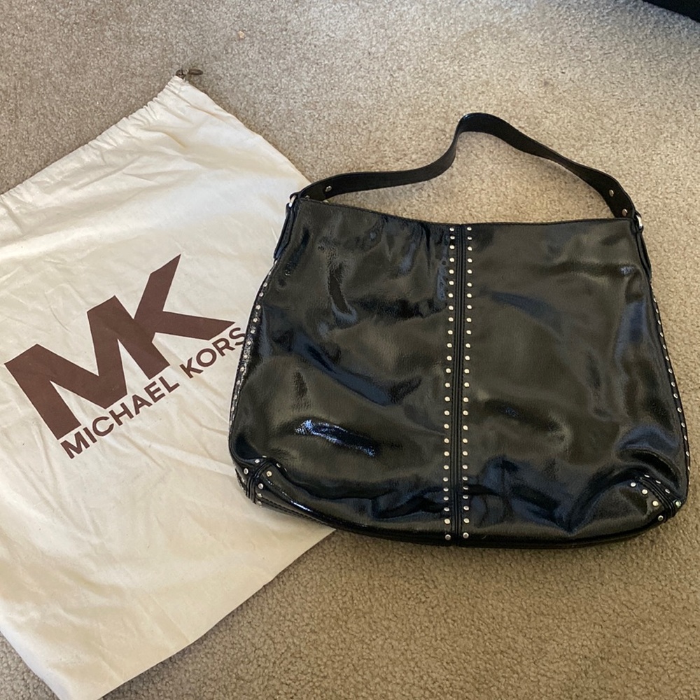 Micheal KORS black leather shoulder bag with silver detailing.